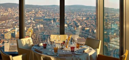 Die atemberaubende Aussicht aus dem Restaurant Clouds auf das Gleisfeld des Hauptbahnhofs Zürich
